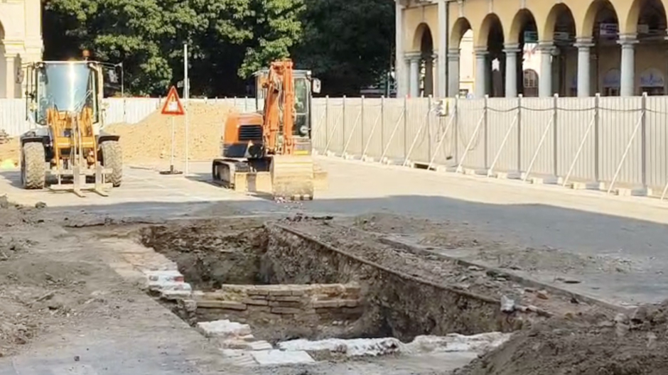 Novara, proseguono le operazioni di scavo in piazza Martiri